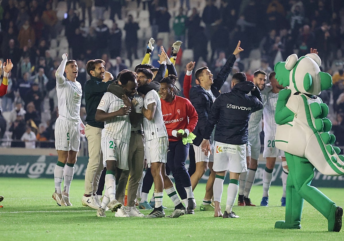 Los jugadores del Córdoba CF celebran una victoria en El Arcángel