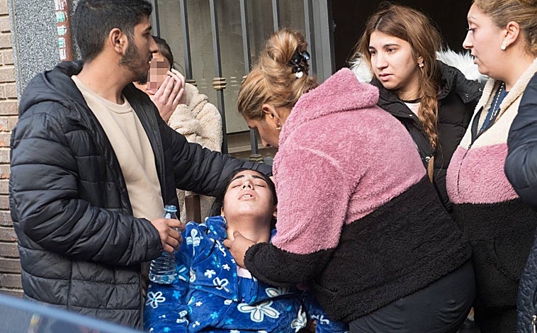 Imagen principal - La hermana y los padres de los menores desaparecidos tras enterarse del fallecimiento de Fernando, de 17 años