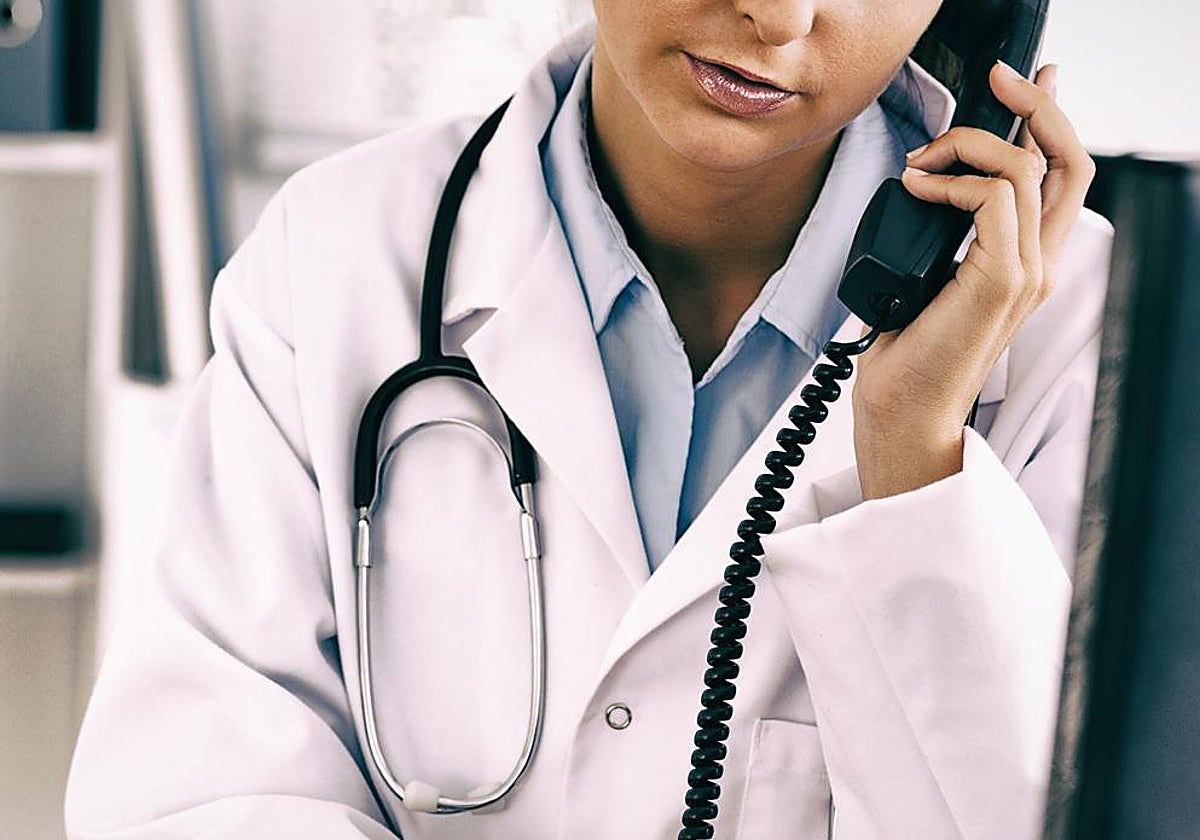 Una doctora al teléfono