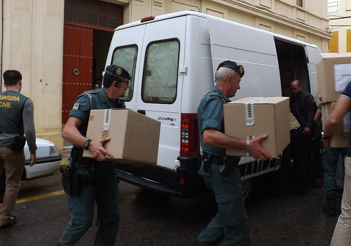 Agentes de la Guardia Civil durante los registros realizados en 2013 en Peñarroya