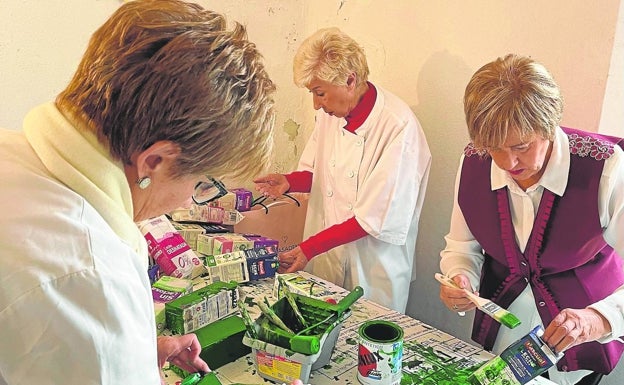 Mujeres de la asociación preparando las piezas