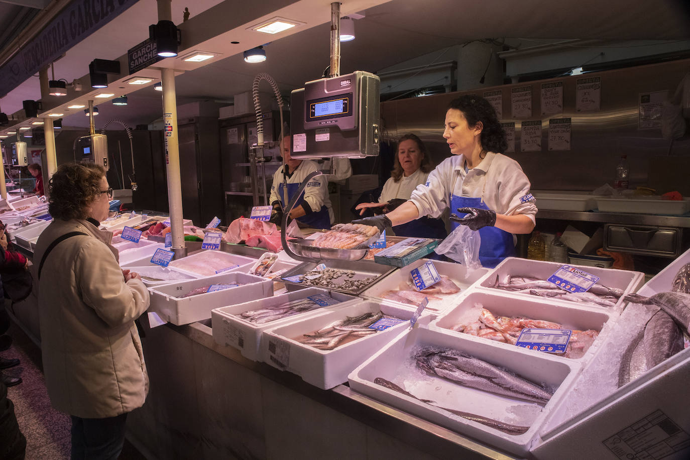 Las compras para la cena de Nochebuena en Córdoba, en imágenes