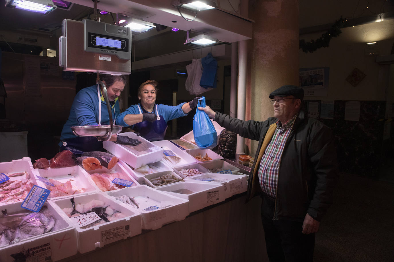 Las compras para la cena de Nochebuena en Córdoba, en imágenes