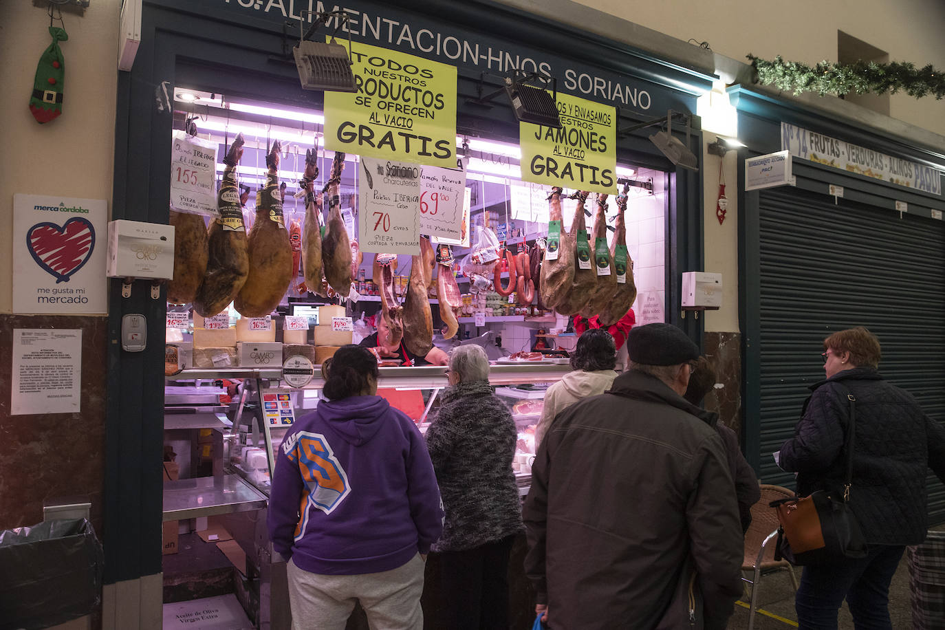 Las compras para la cena de Nochebuena en Córdoba, en imágenes
