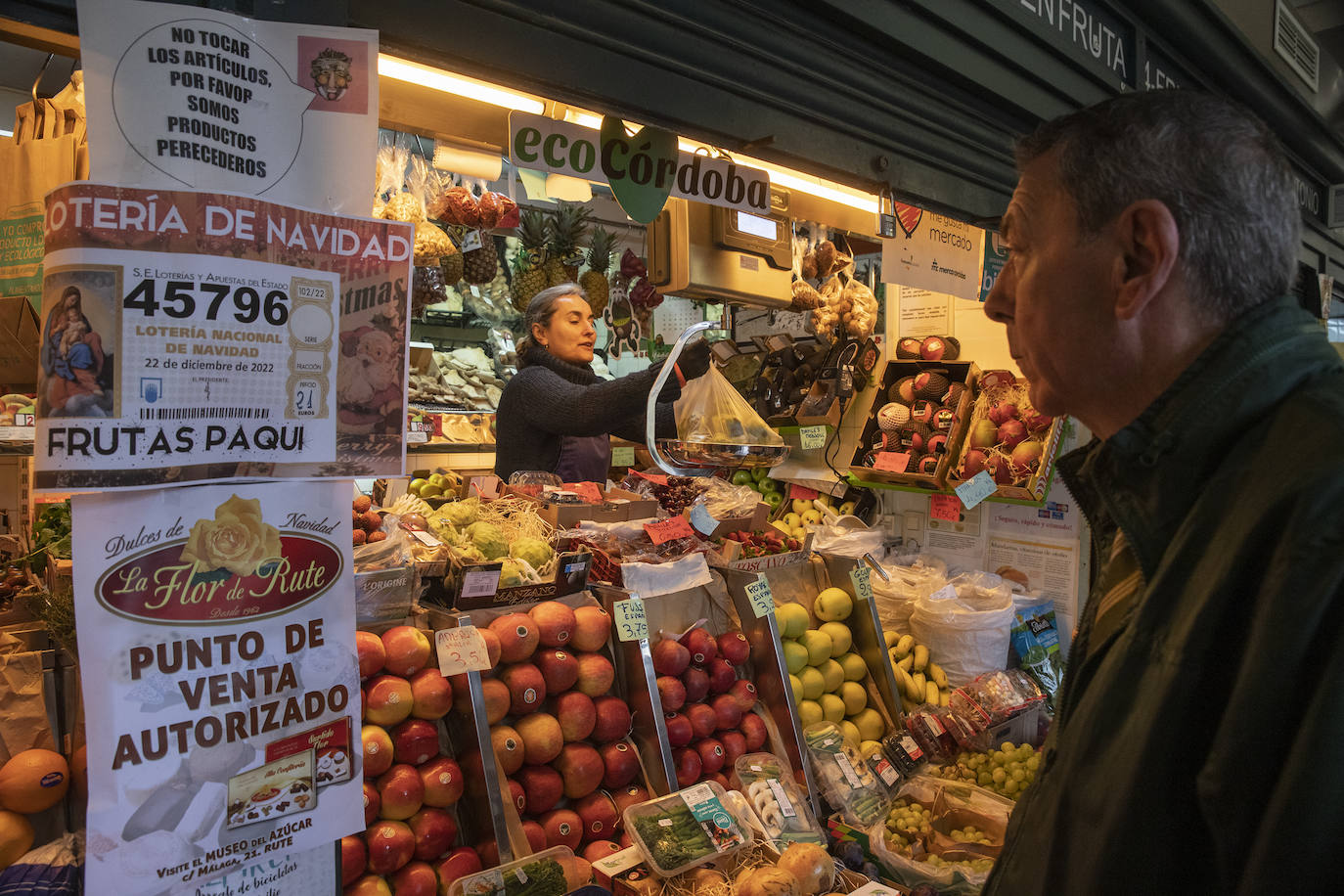 Las compras para la cena de Nochebuena en Córdoba, en imágenes