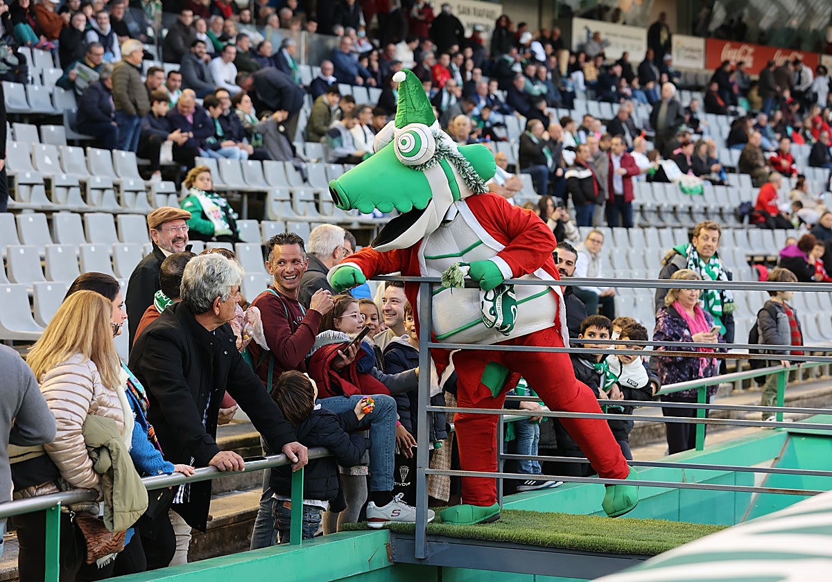 La mascota del Córdoba CF, Koki, con los aficionados en El Arcángel