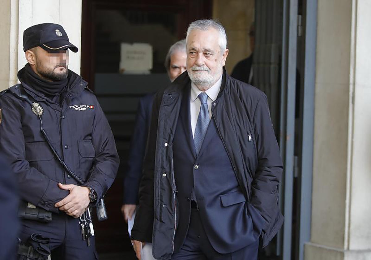 José Antonio Griñán saliendo de la Audiencia de Sevilla en noviembre de 2019