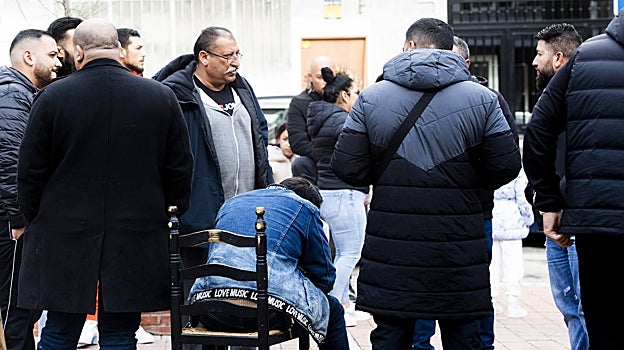 Familiares de los menores, el miércoles, en Vallecas