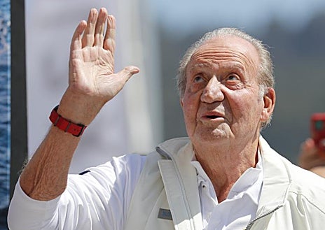 Imagen secundaria 1 - 1. Sánchez y Aragonès, en la reunión unilateral en La Moncloa el pasado 15 de julio // 2. Don Juan Carlos, que no ha anunciado otra visita a España, durante su estancia en Sanxenxo el 20 de mayo // 3. Personas con mascarilla en el interior de un edificio, el 6 de abril