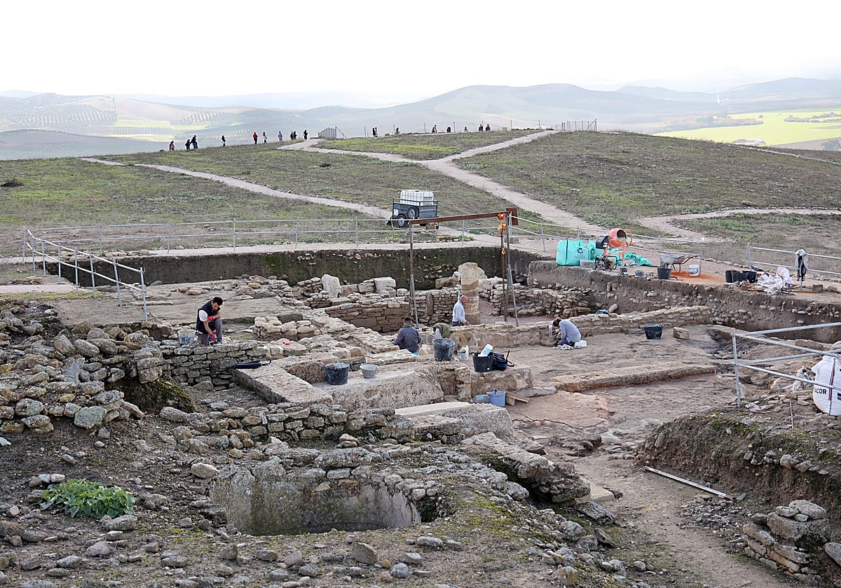 Panorámica de los trabajos en uno de los sectores de Ategua con el paisaje de la campiña de fondo
