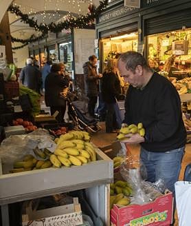 Imagen secundaria 2 - Pescado listo en la Corredera. Qesoos, en Piedra. Ambientes de compra en Sn Sáncehz Peña