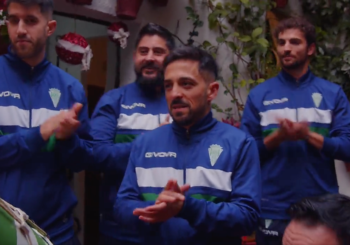 La plantilla del Córdoba Patrimonio canta un villancico navideño