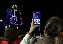 Ocho minutos de figuras de Navidad y música encienden Córdoba con el espectáculo de drones