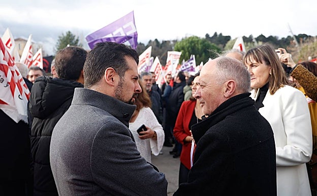 El socialista Luis Tudanca habla con Faustino Temprano (UGT)