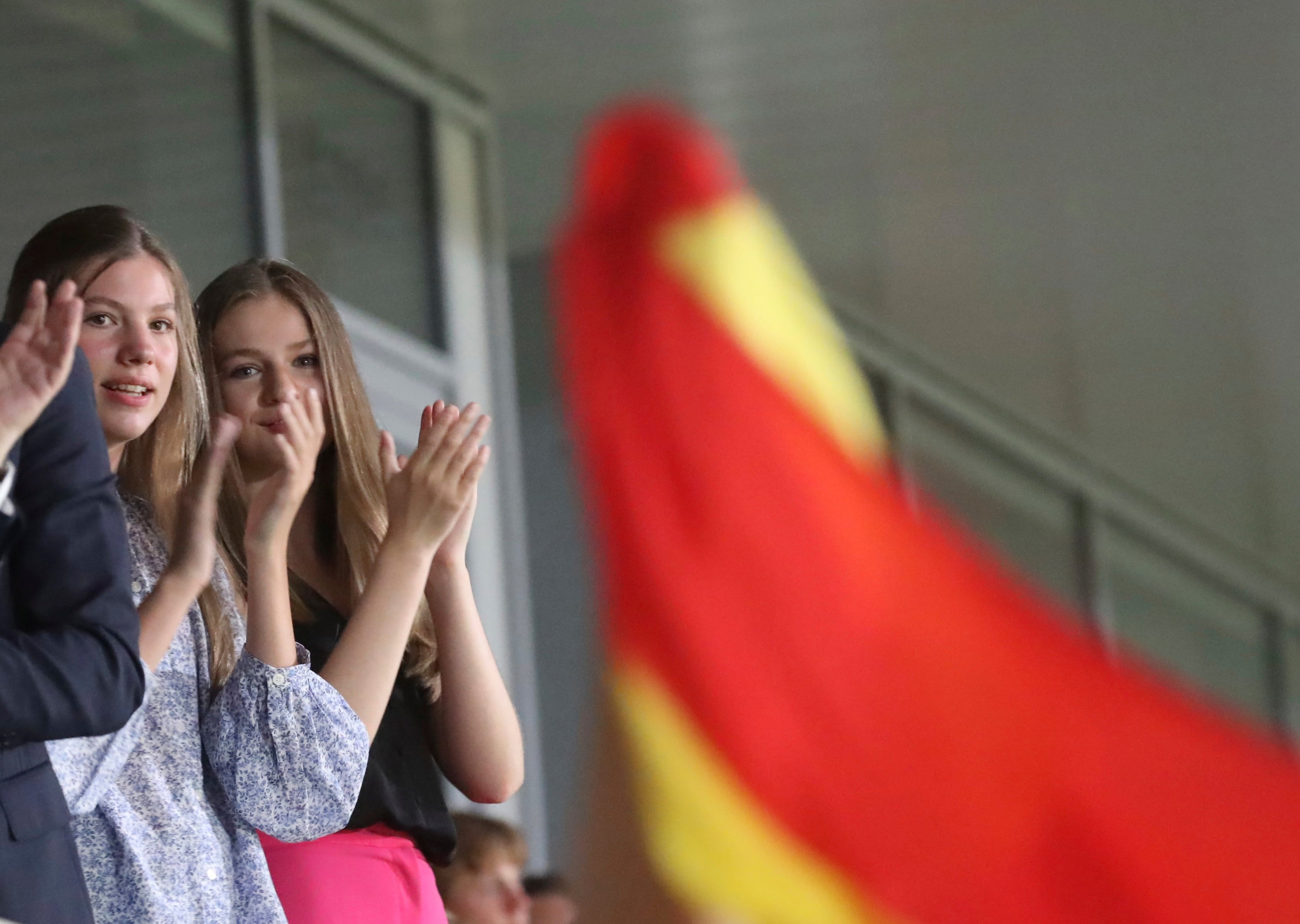 Doña Leonor y Doña Sofía, en el encuentro de las Selecciones Femeninas de Fútbol de España y Dinamarca de la Eurocopa en Londres (Reino Unido).