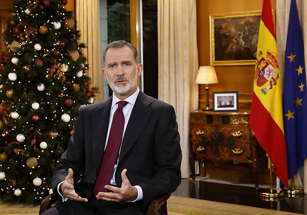 El Rey, durante un momento de su mensaje navideño desde el Palacio de la Zarzuela