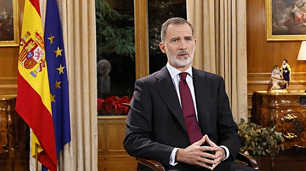 Las banderas de España y de la UE o un misterio con el nacimiento del Niño Jesús, la Virgen María y San José, de la colección privada, fueron parte de la escenografía del mensaje navideño de Felipe VI