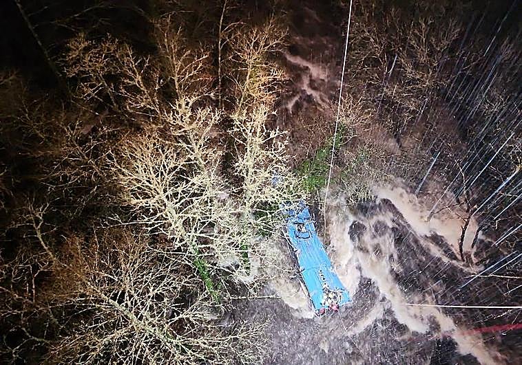 Seis muertos tras caer un autobús al río Lérez en Pontevedra