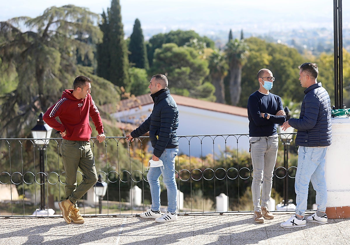 Cuatro personas en la terraza de la Comunidad Terapéutica de Proyecto Hombre