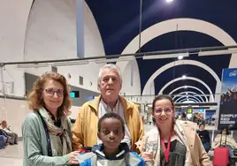 Ibrahima vuelve a su hogar en Benin por Navidad tras ser intervenido en el Hospital Reina Sofía de Córdoba