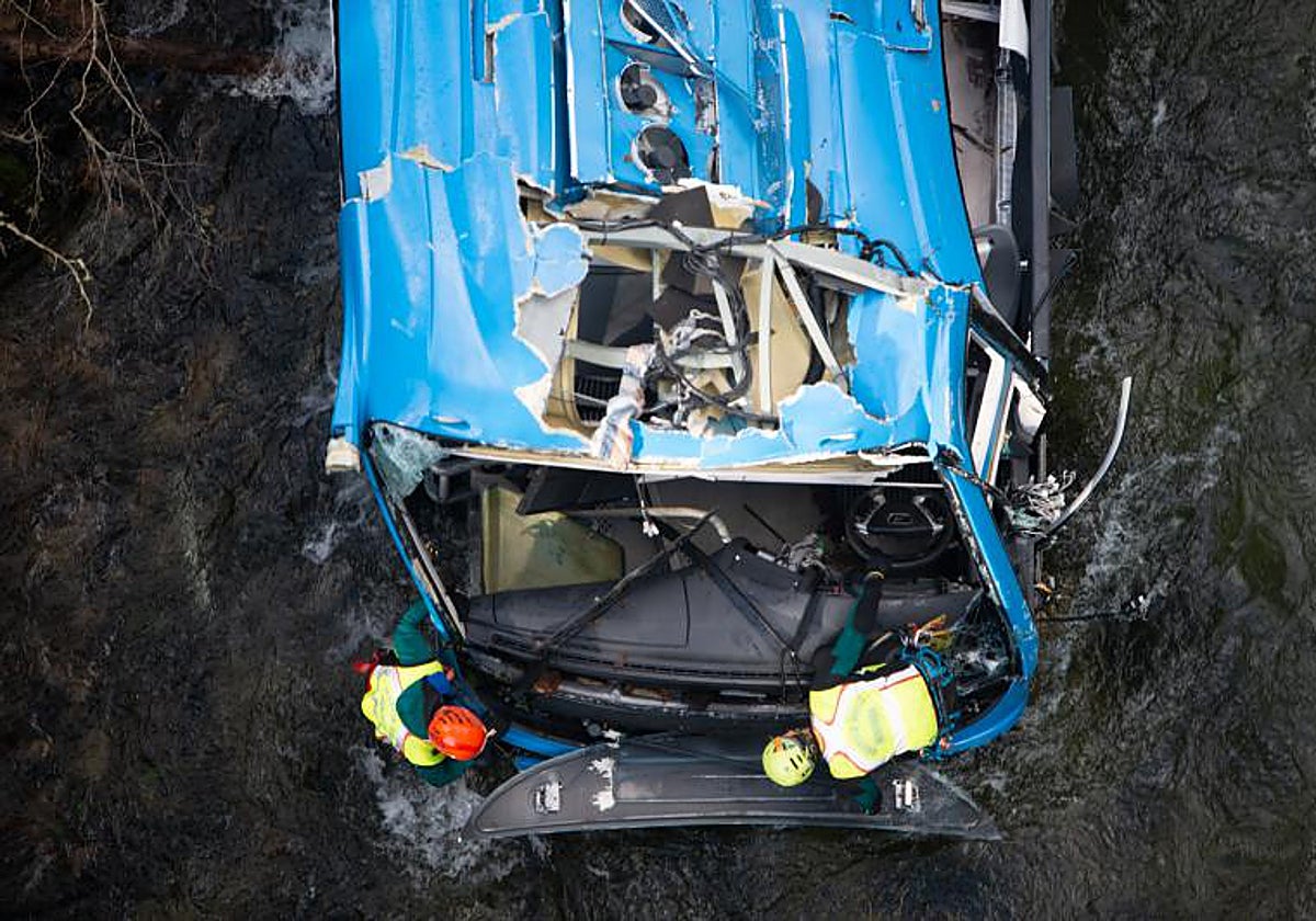 Efectivos de la Guardia Civil esta mañana en el autobús que cayó al río Lérez en Pontevedra