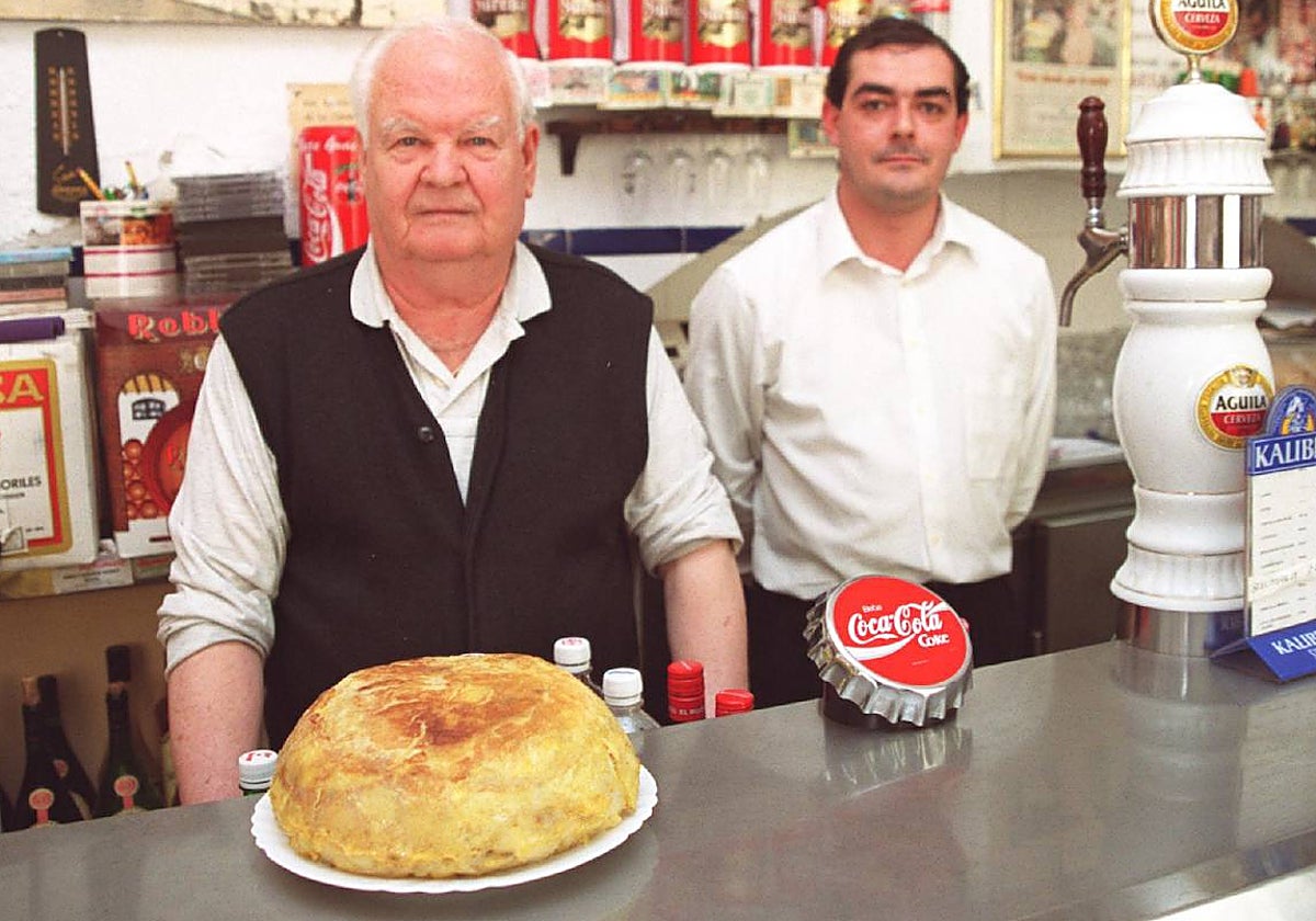 Francisco Santos, mostrando una de las tortillas de su bar