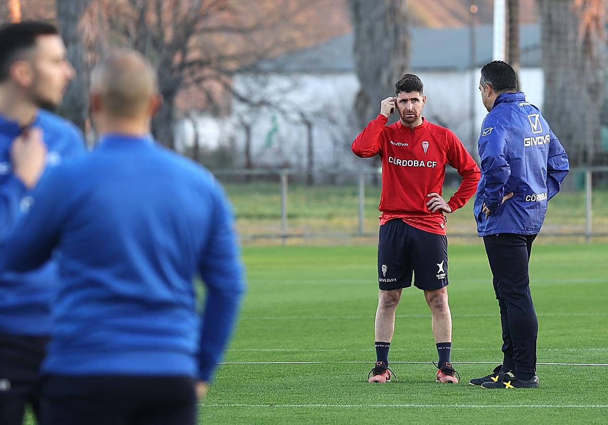 Javi Flores habla con Germán Crespo, antes del entrenamiento de este lunes