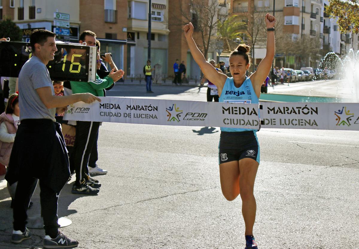 Noemí Cabezas y Alberto Gómez dominan la San Silvestre de Lucena