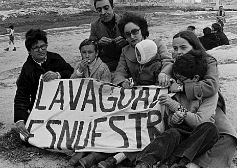 Imagen secundaria 1 - Arriba, construcción de un muro en marzo de 1977 para evitar el inicio de las obras del multiespacio. Debajo, una familia muestra el lema de la movilización vecinal contra el centro comercial y exterior del centro comercial poco después de su apertura