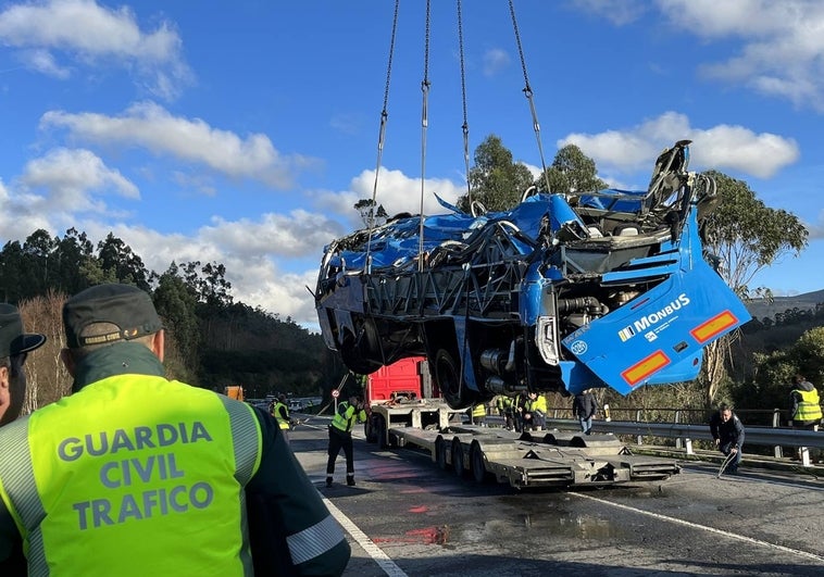 Recuperan el autobús del río Lérez, clave para investigar el accidente de Pontevedra