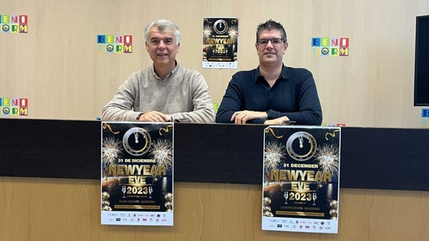 El concejal de Eventos de Benidorm, Jesús Carrobles, y el representante de Abreca-Ociobal, Alex Fratini, con el cartel de la fiesta de Noce