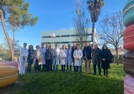 Un club y una hermandad de Córdoba ayudan al área de oncología pediátrica del Reina Sofía