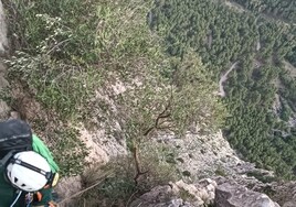 Rescatan el cadáver de un escalador en una cornisa a 300 metros de altura en El Chorro en Málaga