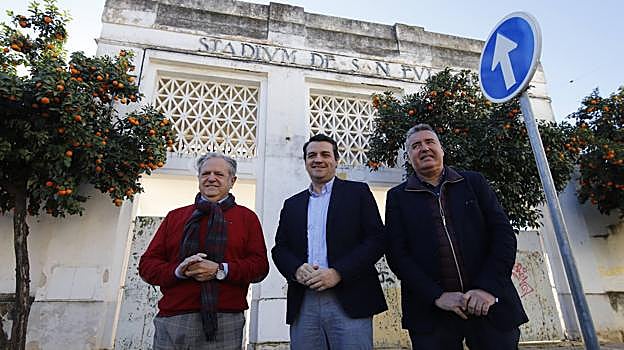 El alcalde junto a Salvador Fuente y Manuel Torrejimeno
