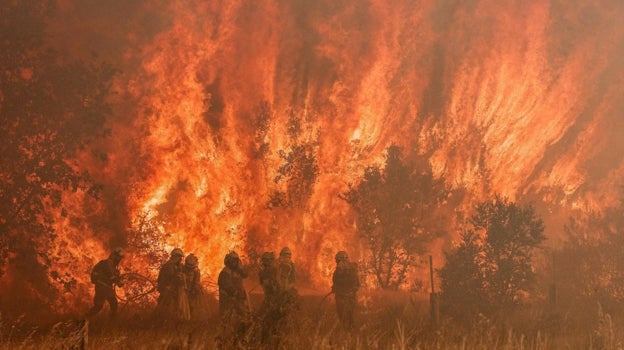 Los bomberos tratan de apagar el incendio de la Sierra de la Culebra, en Zamora