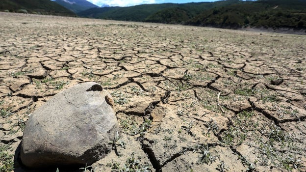 Sequía en el embalse de Riaño (León), con un 42,3% de su capacidad total. En la imagen, zona del pueblo anegado por el pantano, Pedrosa del Rey