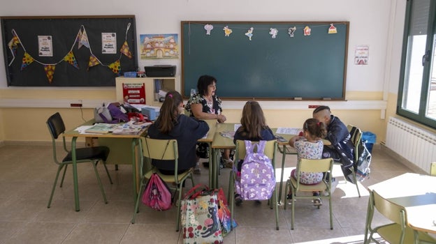 La escuela de la localidad de Villar de Peralonso (Salamanca) abrió su escuela tras varios años cerrada por falta de niños.