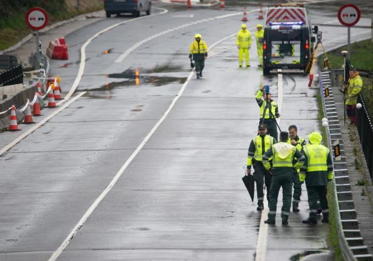 La Guardia Civil trabaja en la reconstrucción del accidente de autobús de Pontevedra
