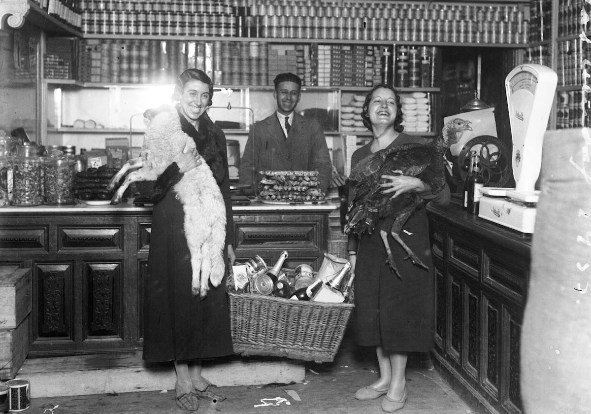 Dos mujeres se aprovisionan de viandas para la cena de Navidad, en 1933