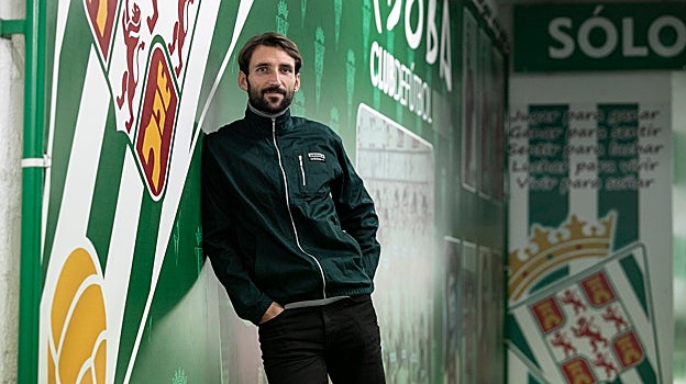 El centrocampista blanquiverde Álex Bernal en la zona mixta de El Arcángel