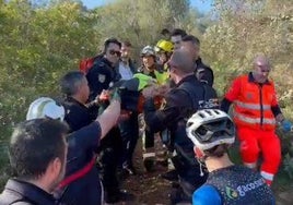 Los bomberos de Córdoba realizan un complicado rescate de un ciclista accidentado en la Sierra