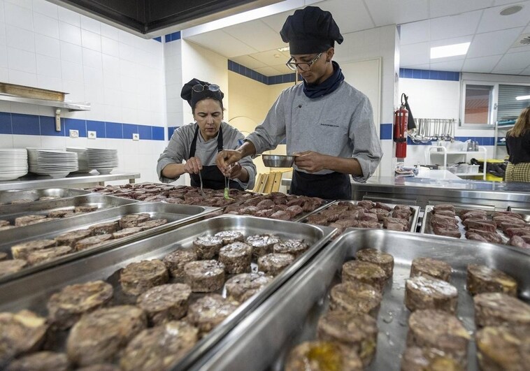 Ocho chefs con estrella Michelin reparten menús navideños a medio millar de personas sin hogar