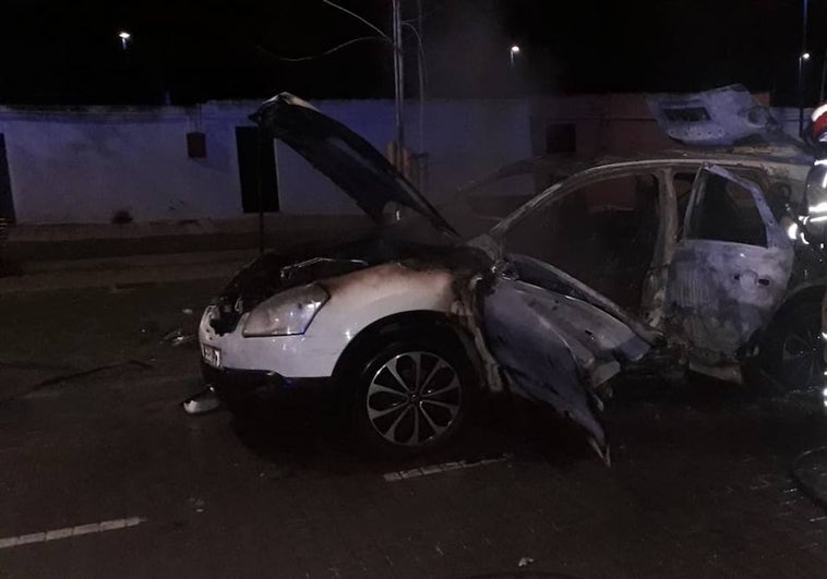 Arde un coche en plena calle en Valladolid tras arrojar un objeto a su interior