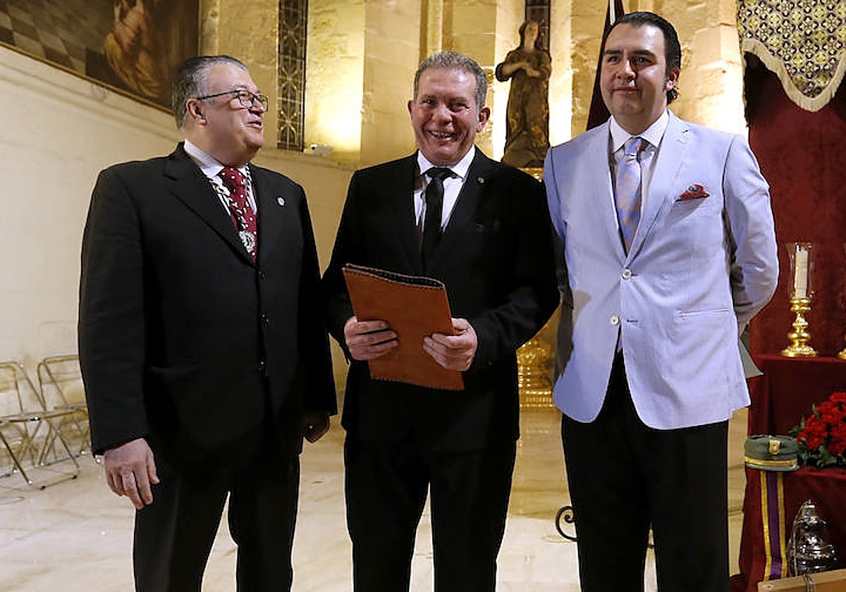 Juan Rodríguez Aguilar, en el centro de la imagen, durante el Pregón del costalero