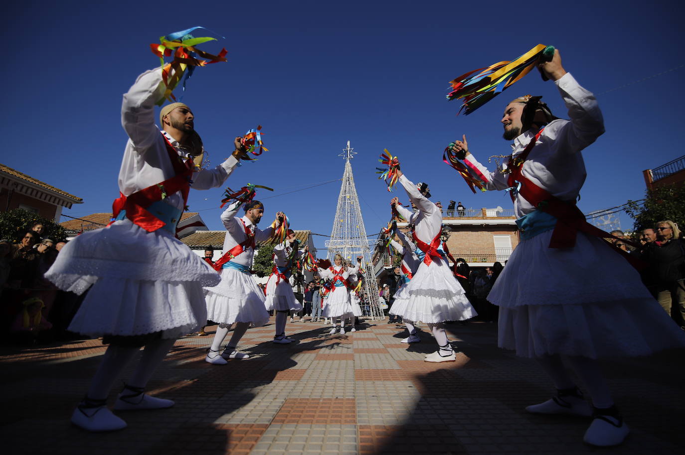 La danza de los locos toma las calles de Fuente Carreteros, en imágenes