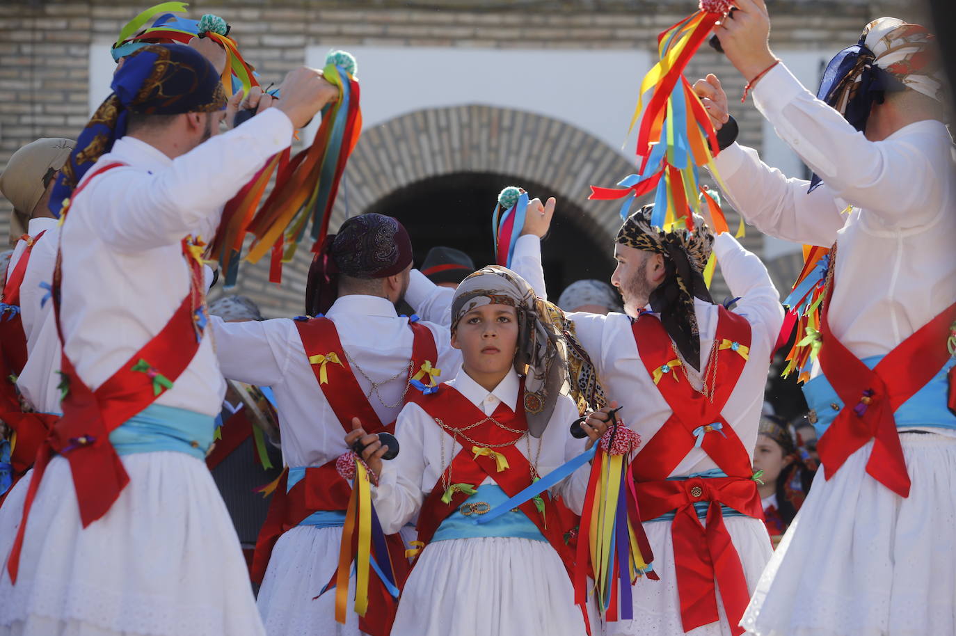 La danza de los locos toma las calles de Fuente Carreteros, en imágenes