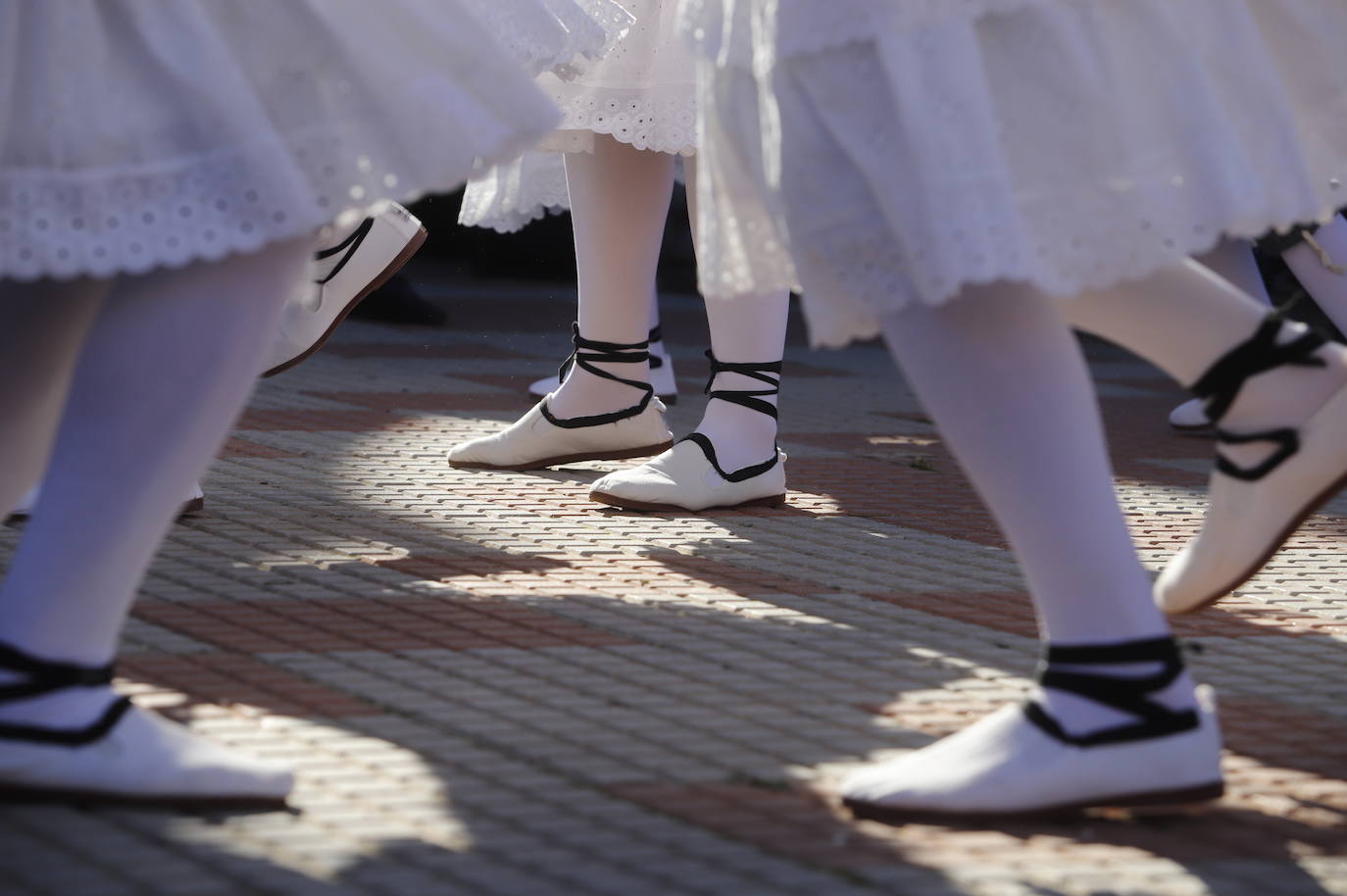 La danza de los locos toma las calles de Fuente Carreteros, en imágenes