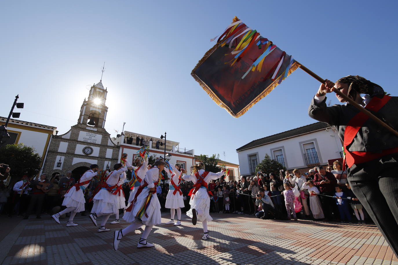 La danza de los locos toma las calles de Fuente Carreteros, en imágenes
