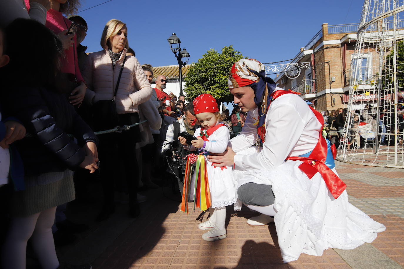 La danza de los locos toma las calles de Fuente Carreteros, en imágenes