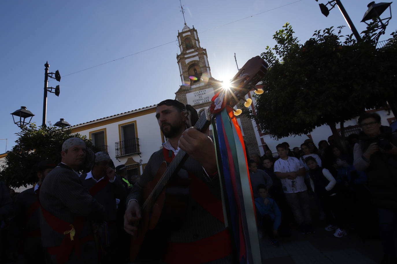 La danza de los locos toma las calles de Fuente Carreteros, en imágenes